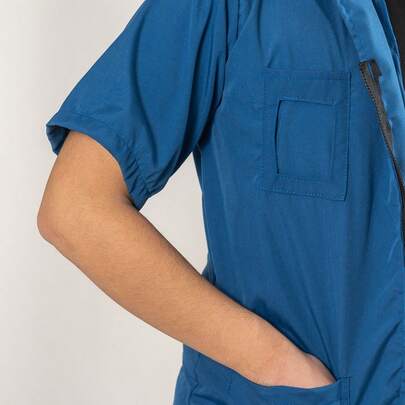 BATA AZUL CON PORTAGAFETTE     Liso    Regular