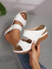 Sandalias de plataforma vintage con suela gruesa y colores lisos en parches, nueva colección verano 2025 para mujer. Elaboradas en superior transpirable, cómoda puntera redonda, de fácil puesta, con cuña ligera, ideales para uso diario.