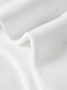 زوج من جوارب متوسطة الطول باللون الأبيض مع تصميم غريب الأطوار. هذه جوارب للكبار بطبعات كرتونية فضائية، مناسبة للرجال والنساء على حد سواء. الجسم الأبيض للجوارب مقترن بخطين أسودين. - متعدد الألوان - مشاهدة 9