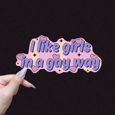 Autocolant holografic auto "Îmi plac fetele într-un mod gay" - Pride, Lesbiene, Queer, Kindle, Laptop, Cadou | Design vibrant roz și violet cu inimioare și stele, Material vinil, Decorațiune Pride | Design text jucăuș | Autocolant durabil din vinil, Autocolant Gay Pride, Rechizite școlare, Înapoi la școală