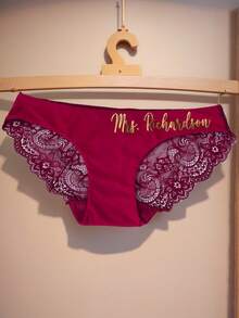 1 chiếc quần lót trắng cá nhân hóa, đồ lót cô dâu tùy chỉnh, quà tặng tiệc cô dâu gợi cảm, đồ lót liền mạch Mrs Panties Bachelorette, thích hợp cho ngày lễ tình nhân, đêm tân hôn, quà tặng tuần trăng mật, tiệc đồ lót, quà tặng cho bạn bè, vợ và mẹ - Đỏ - Xem 2