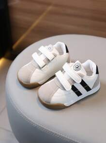 Ces chaussures de première marche pour tout-petits conviennent aux enfants de 1 à 4 ans, avec un design à boucle et à crochet, une semelle souple et une tige souple, pour un usage extérieur