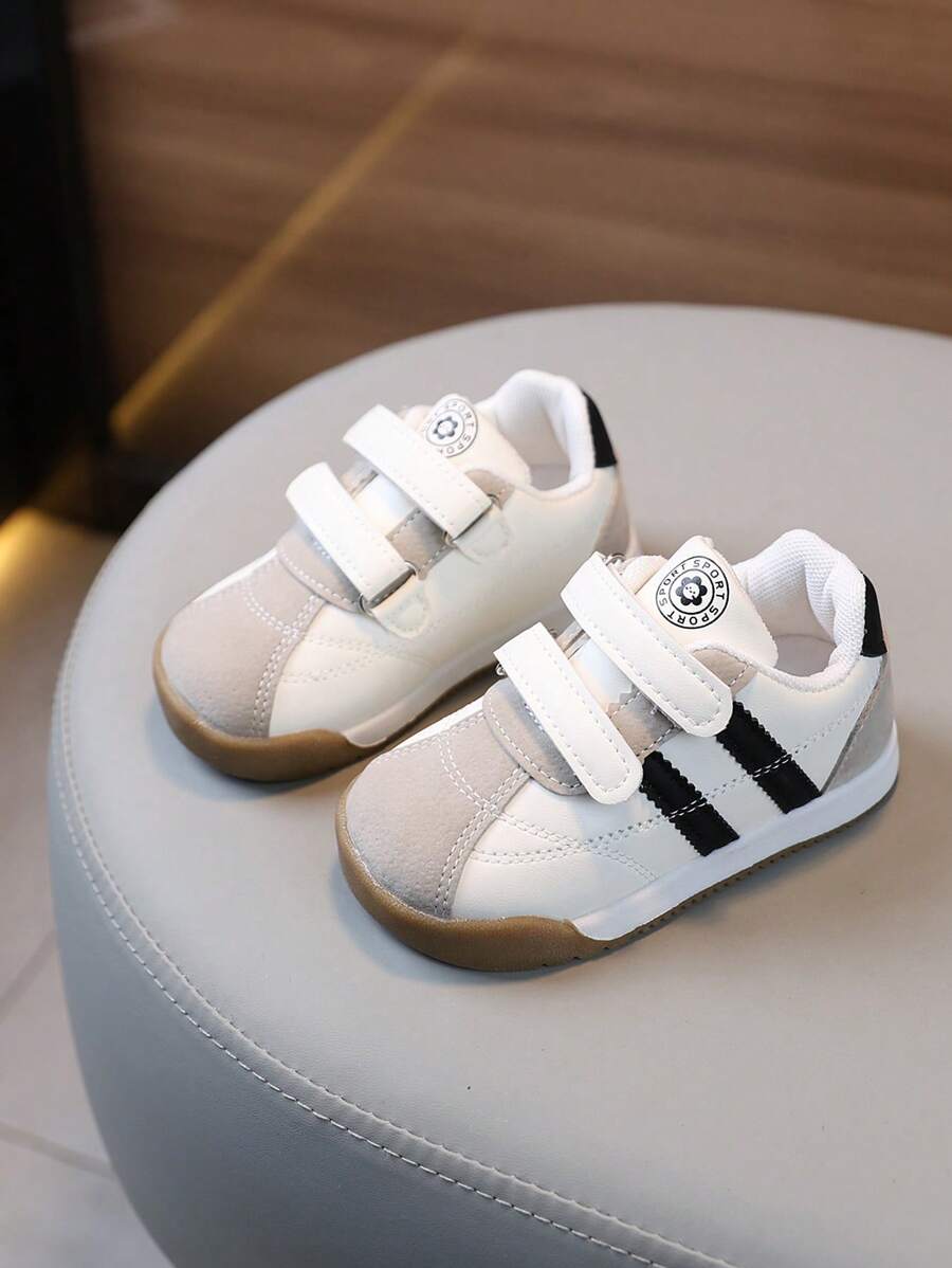 Ces chaussures de première marche pour tout-petits conviennent aux enfants de 1 à 4 ans, avec un design à boucle et à crochet, une semelle souple et une tige souple, pour un usage extérieur