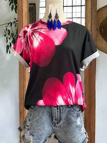 Camiseta Preta de Manga Curta com Decote Redondo, Estampa Floral Vermelha, Casual e Confortável para Férias, Adequada para Esportes ao Ar Livre - Preto - Visão 2