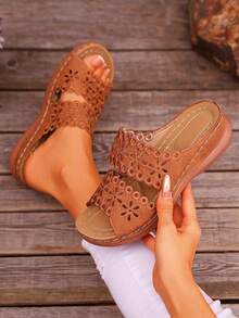 Sandalias planas con diseño hueco de flores en estilo europeo y americano talla grande 2024, pantuflas casuales y retro para mujeres de mediana edad, en stock para al por mayor - Marrón - Ver 5