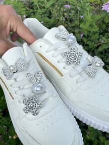 6 件可爱（兔子、蝴蝶结、花朵）鞋饰配件 - 易于安装可拆卸 DIY 装饰，适用于帆布、休闲、厚底鞋、带鞋带的鞋子 - 节日派对和特殊场合的完美礼物 - 銀色 - 查看 4