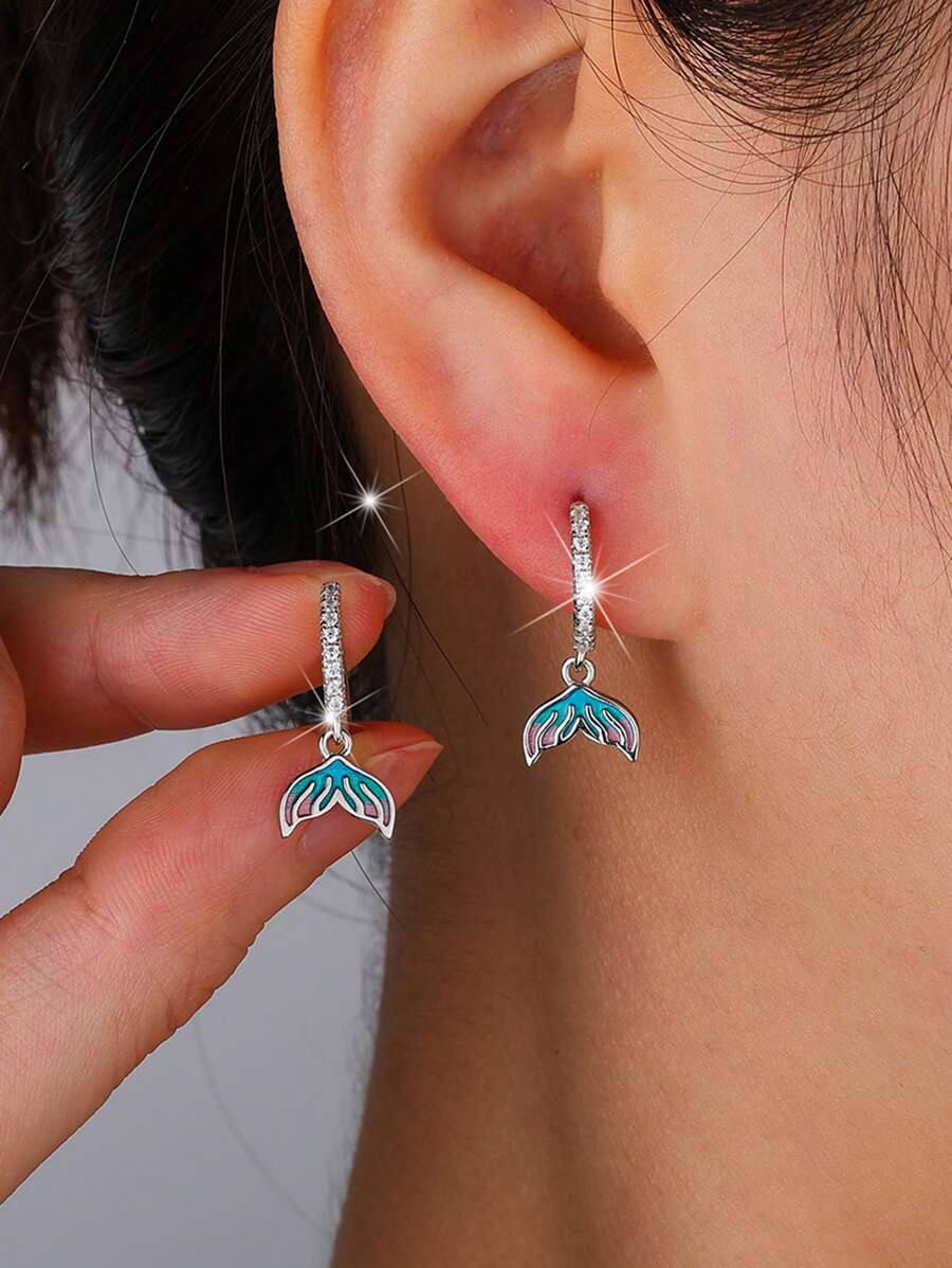 Elegantes y gráciles pendientes de botón de plata de ley 925 con delfín y circonita, de estilo versátil para la playa