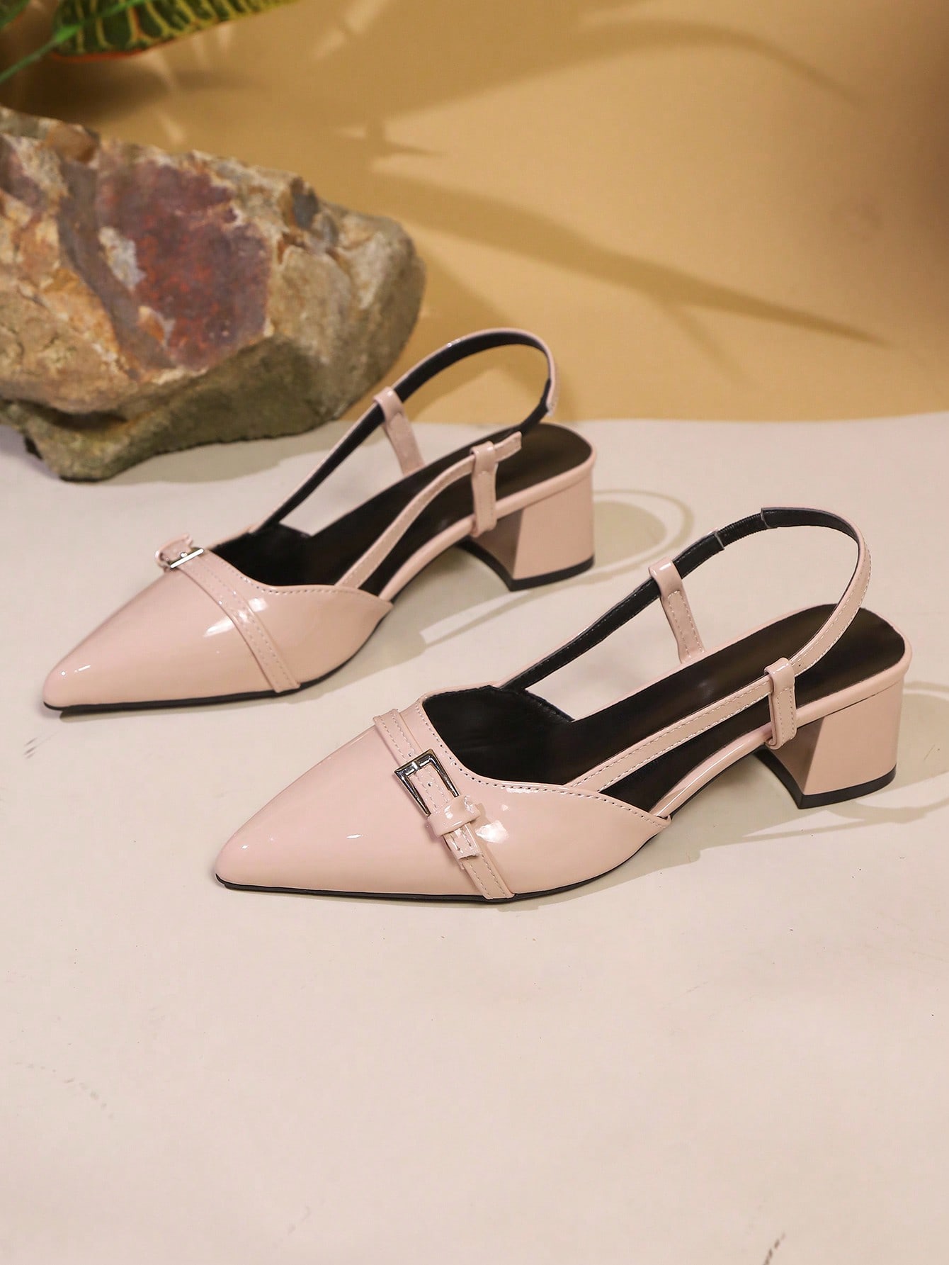 كعب قطة أنيق مشبك للصدر، صندل نسائي ذو أصبع مدبب، لون بني أحمر