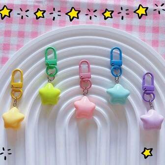 5个可爱的星形铃铛钥匙扣套装，适合送给学生、朋友或情侣，精致小巧，可挂在背包、钱包和钥匙上，色彩鲜艳、活泼可爱，是送给同学和爱人的贴心之选，日常佩戴更添时尚感，个性化装饰包包和配饰，是返校、毕业、生日或点亮日常生活的完美礼物。