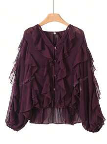 Camisa con volantes en el bajo y diseño de unicolor