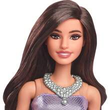 Mattel Barbie Fashionistas Puppe mit braunem Haar, trägt ein lila paillettenverziertes Ballkleid mit seidigem Rock, silberne Halskette und High Heels