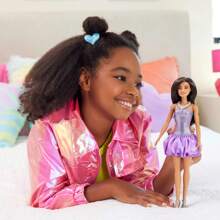 Mattel Barbie Fashionistas Puppe mit braunem Haar, trägt ein lila paillettenverziertes Ballkleid mit seidigem Rock, silberne Halskette und High Heels