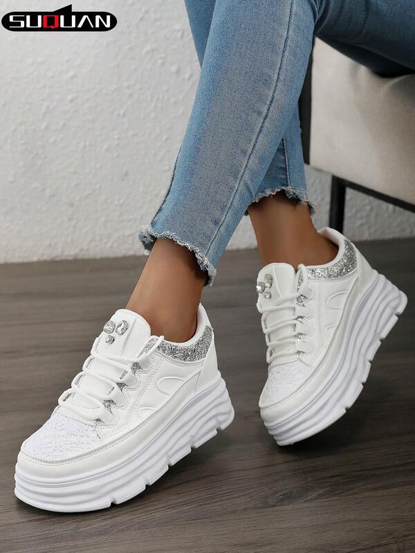 زوج من أحذية الرياضة الكاجوال ذات الكعب السميك للنساء عالية الجودة، تصميم جديد لصيف وربيع 2025، أحذية كاجوال ذات كعب مخفي بتصميم منصة