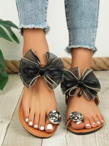 Sandale pentru femei, vara 2025, stil Fairy, cu plasă neagră, cu fundă, model exploziv, tricotate manual, model exploziv, vârf rotund, decor metalic simplu, stil romantic Mori, sandale casual de mărime mare, pantofi de vară albi, respirabili, confortabili, din plasă, sandale de plajă pentru întâlniri zilnice