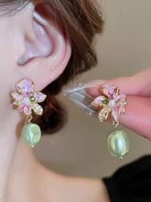 Vintage Faux Pearl Flower Earrings, Niche Design 2024 New Chinese Style Elegant Earrings, Retro Enamel Rhinestone Flower Earrings, Suitable For Daily Cheongsam And Hanfu Wear To Express Oriental Charm; Suitable For Retro Themed Parties, Art Exhibitions To Match The Artistic Style; Suitable For Brides Or Bridesmaids Wear At Weddings To Add Luxurious Romantic Atmosphere