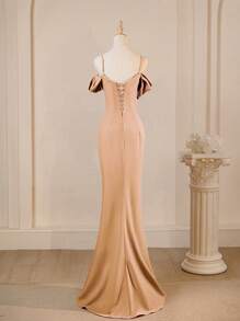 Abito da sera elegante lungo aderente, con spalle scoperte