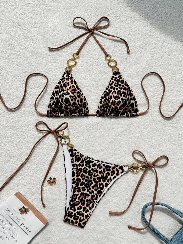 Il lato del costume da bagno e del bikini da donna con stampa leopardata e accessorio a nodo circolare, novità 2026