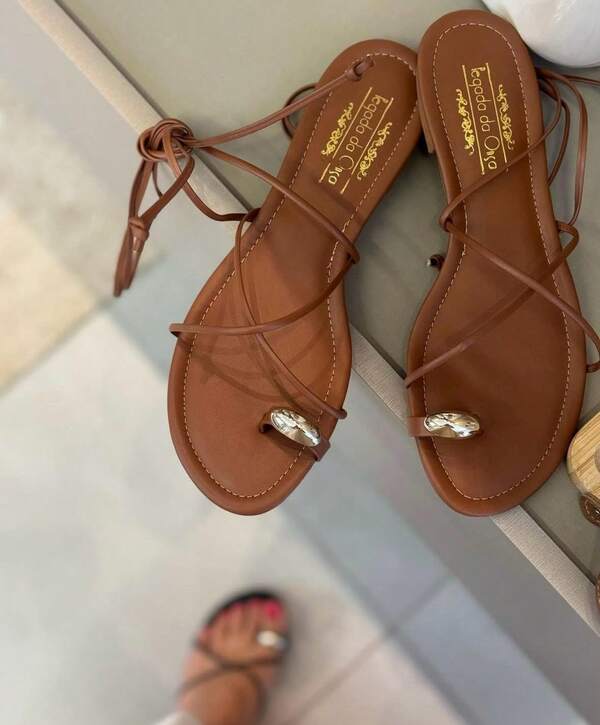 Sandália Feminina Rasteira Tiras Amarração Aplique Metalizado Rsateirinha Confortável Caramelo