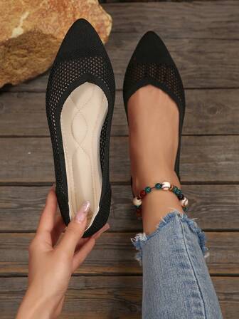 1 双女士休闲针织平底鞋，拼色尖头一脚蹬，透气面料，舒适鞋垫和耐用塑料外底，适合所有季节