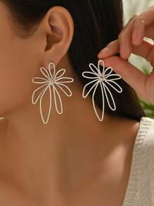 1 paire de boucles d'oreilles asymétriques à fleurs creuses minimalistes et pour femmes, convenant aux mariées, demoiselles d'honneur, mariage, soirée ou port quotidien en vacances. Cadeau de couple.
