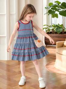 Vestido de cuadros azul y blanco vintage para niña, vestido de cuadros con estilo universitario retro con bajo de volantes en capas, dulce y lindo, con mini bolso a juego. La tela de cuadros azul y blanca se complementa con pequeños detalles de corazones rojos, creando un look de colegiala fresco y adorable. El diseño de volantes en capas le da una silueta fluida y dinámica