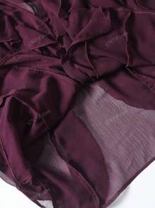 Camisa con volantes en el bajo y diseño de unicolor