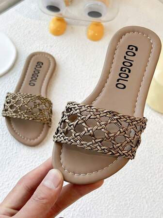 一双畅销儿童/2025新款女童人字拖，采用编织鞋面设计，具有简约而田园的风格，鞋底印有品牌标志。适合3至12岁的女孩在夏季居家或户外休闲场合穿着，这是一款适合女孩的简约编织人字拖款式。