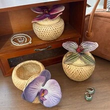 1个优雅藤编花卉圆形首饰盒，时尚桌面迷你收纳盒，适合优雅女士，是生日礼物、贴心节日礼物以及家居装饰和饰品收纳的理想之选。这款多功能收纳盒设计适用于各种场合，为您的空间增添独特而实用的收纳方案。 - 彩色 - 查看 8