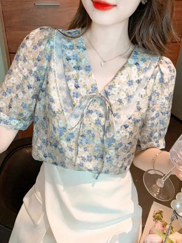 Blusa con mangas abullonadas, nudo delantero y estampado floral pequeño para vacaciones de mujer