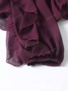 Camisa con volantes en el bajo y diseño de unicolor