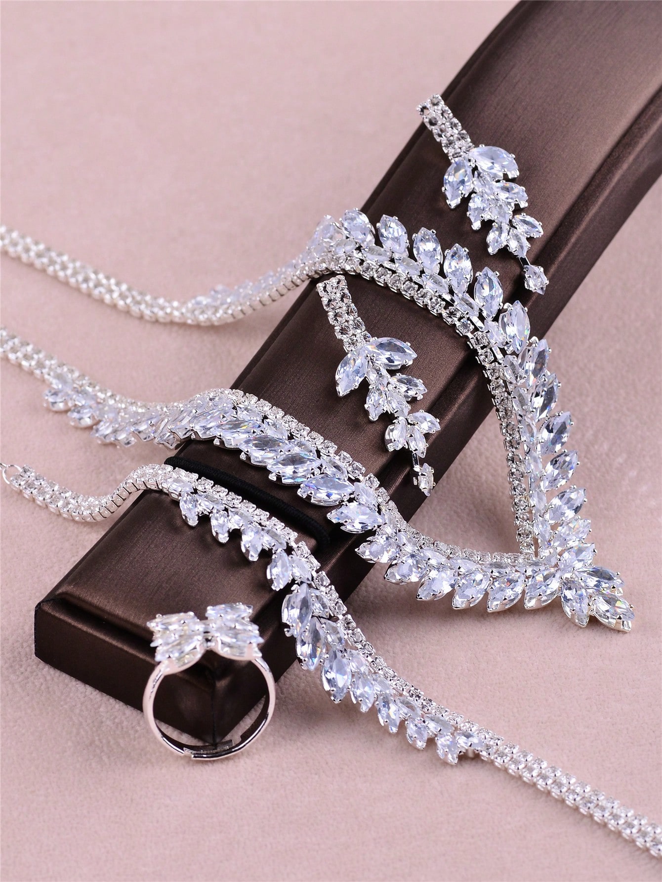 طقم قلادة على شكل حرف V مرصعة بالزركونيا للنساء، م...