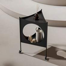 1 pièce de table d'appoint latérale de canapé de conception minimaliste premium avec un design à facettes multiples ajouré, un rangement pratique, des compartiments sur deux niveaux, des roulettes pivotantes verrouillables, léger et économe en espace, convient pour le rangement, la décoration, la table de chevet, la table à thé, l'échantillonnage d'hôtel, dans un style scandinave