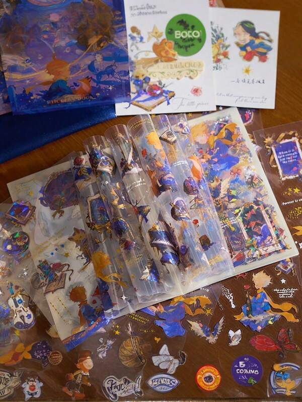 Ce livre d'autocollants présente une série de 20 motifs bleus rêveurs, incluant des roses, des planètes, etc. - Convient pour décorer les journaux, les emballages cadeaux et la papeterie afin d'embellir la scène, ajoutant une atmosphère romantique et fantaisiste. Fournitures scolaires, rentrée des classes