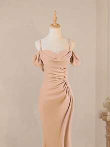 Abito da sera elegante lungo aderente, con spalle scoperte