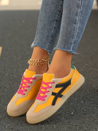 大码女式一脚蹬休闲运动鞋，拼色设计，适合日常休闲穿着