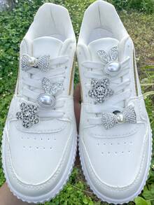 6 件可爱（兔子、蝴蝶结、花朵）鞋饰配件 - 易于安装可拆卸 DIY 装饰，适用于帆布、休闲、厚底鞋、带鞋带的鞋子 - 节日派对和特殊场合的完美礼物 - 銀色 - 查看 1