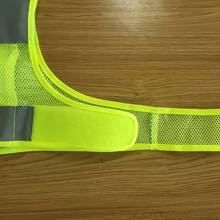 السترة العاكسة مصنوعة من قماش شبكي، مناسبة لركض الليل وركوب الدراجات