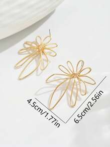 1 paire de boucles d'oreilles asymétriques à fleurs creuses minimalistes et pour femmes, convenant aux mariées, demoiselles d'honneur, mariage, soirée ou port quotidien en vacances. Cadeau de couple.