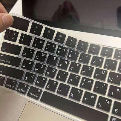 SDYIGOE غطاء لوحة المفاتيح السيليكون بتخطيط روسي مناسب لحواسيب MacBook Pro 14"/16" وMacBook Air 13.6"/15.6" (2023-2025) - غشاء واقي ناعم باللون الأسود | الإصدار الأمريكي والأوروبي متوافق مع M4 M3 M2 مع لغة