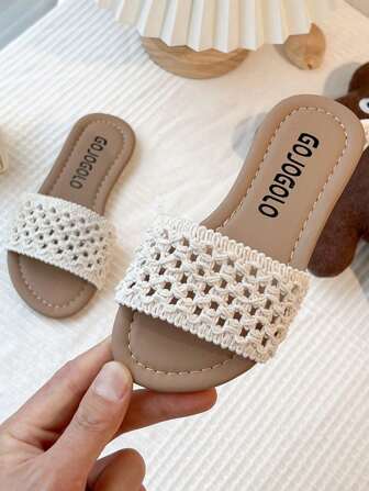 一双畅销儿童/2025新款女童人字拖，采用白色编织鞋面设计，款式简洁清新，充满田园气息，适合3岁至12岁女童夏季居家及户外休闲场合穿着。