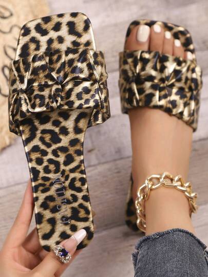 女士简约纯色平底凉鞋，褶皱单带设计，饰以珍珠和透明花朵绑带元素，适合春夏穿着。