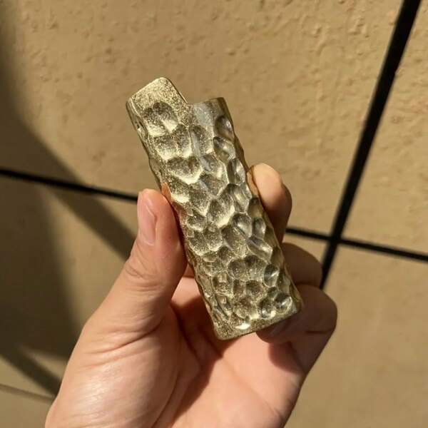 1pc Vintage Style Metallic Hammered Meteorite Textured BIC J6 Full Size Lighter Case - Durable Retro Metal Lighter Sleeve, Windproof Minimalist Vintage Sturdy Lighter Cover, Fashion Lighter Accessory