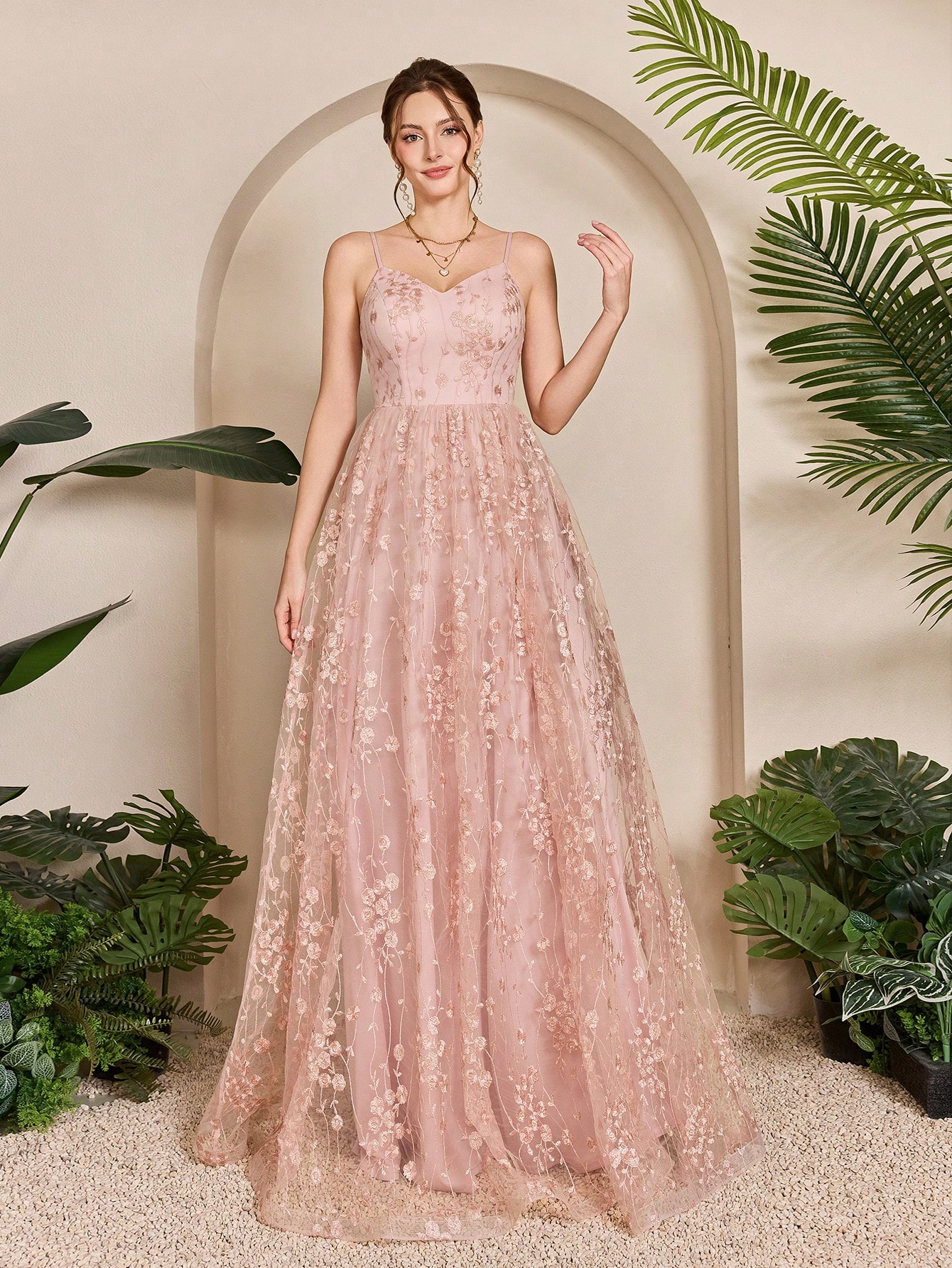 التطريز ذو اللون الأحادي البسيط والأنيق، مناسب لمل...