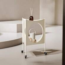 1 pièce de table d'appoint latérale de canapé de conception minimaliste premium avec un design à facettes multiples ajouré, un rangement pratique, des compartiments sur deux niveaux, des roulettes pivotantes verrouillables, léger et économe en espace, convient pour le rangement, la décoration, la table de chevet, la table à thé, l'échantillonnage d'hôtel, dans un style scandinave