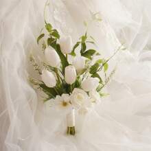 Romantische weiße Hochzeitssträuße für Braut und Brautjungfer, Tulpen-Simulationsblumen, Brautstrauß, Hochzeitsfotografie-Strauß, Ehedekoration, künstliche Blumensträuße für Hochzeit, Valentinstag, Kirche, Zuhause, Dekoration, Sommer, Geburtstag, Geschenke, Strand, Schulmaterial, Raumdekoration