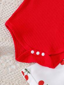 2 件套女婴可爱短袖连体衣 + 围兜裤套装，夏季薄款面料 - 酒紅色 - 查看 5