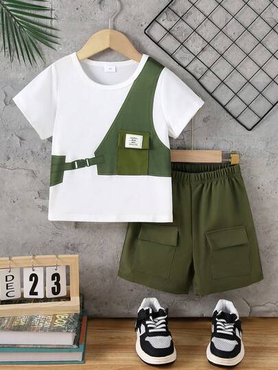2 件套男童随机印花圆领短袖 T 恤和工装口袋短裤，夏季