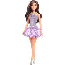 Mattel Barbie Fashionistas Puppe mit braunem Haar, trägt ein lila paillettenverziertes Ballkleid mit seidigem Rock, silberne Halskette und High Heels