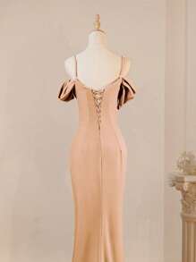 Abito da sera elegante lungo aderente, con spalle scoperte