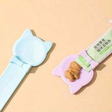 SHEIN1pc Easy To Squeeze Cat Snack Dispenser, Cat Bar Feeder, Cat Bar Squeeze Spoon, Long Handle Can Lick Wet Cat Food Feeder, Push Rod, Plastic Pet Snack Spoon - Multicolor - View 4